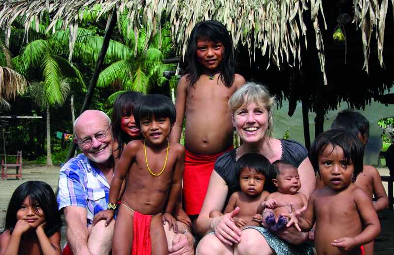 Rüdiger und Annette mit Kindern der Waiapi